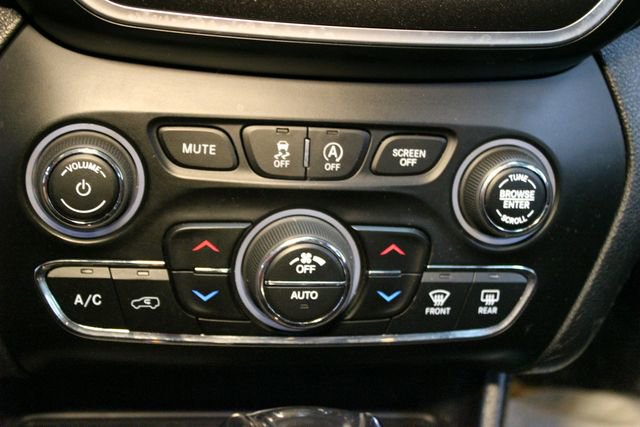 Used 2019 Jeep Cherokee Trailhawk AWD/4WD image 26