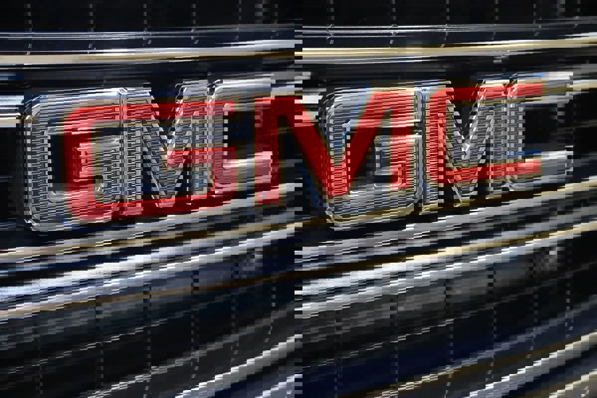 Used 2015 GMC Yukon SLT w/ HD Trailering Package image 16