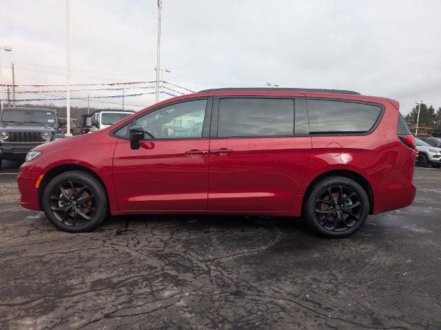 New 2026 Chrysler Pacifica Limited image 5