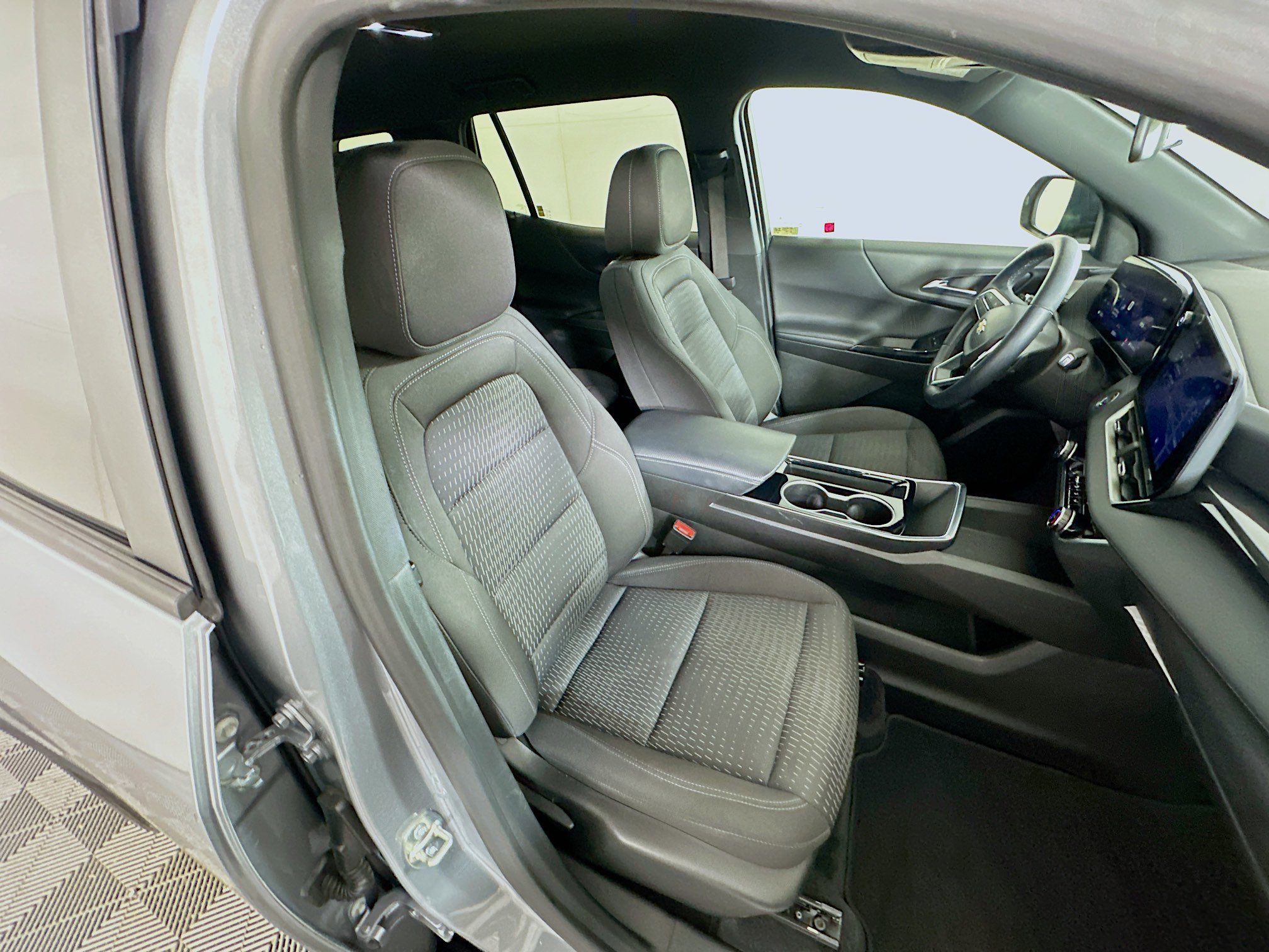 Used 2025 Chevrolet Equinox LT image 30