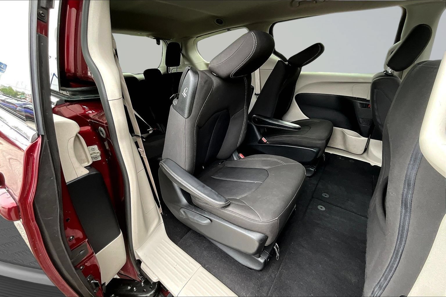 Used 2020 Chrysler Voyager LX FWD image 26