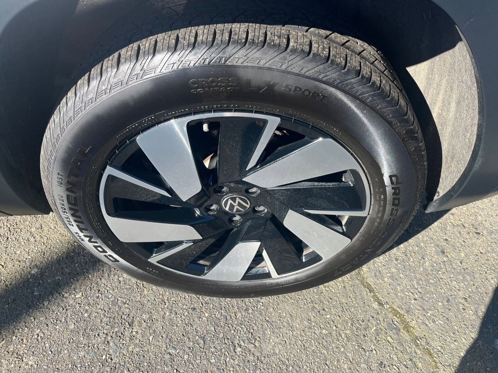 Used 2025 Volkswagen Atlas Cross Sport SE image 32