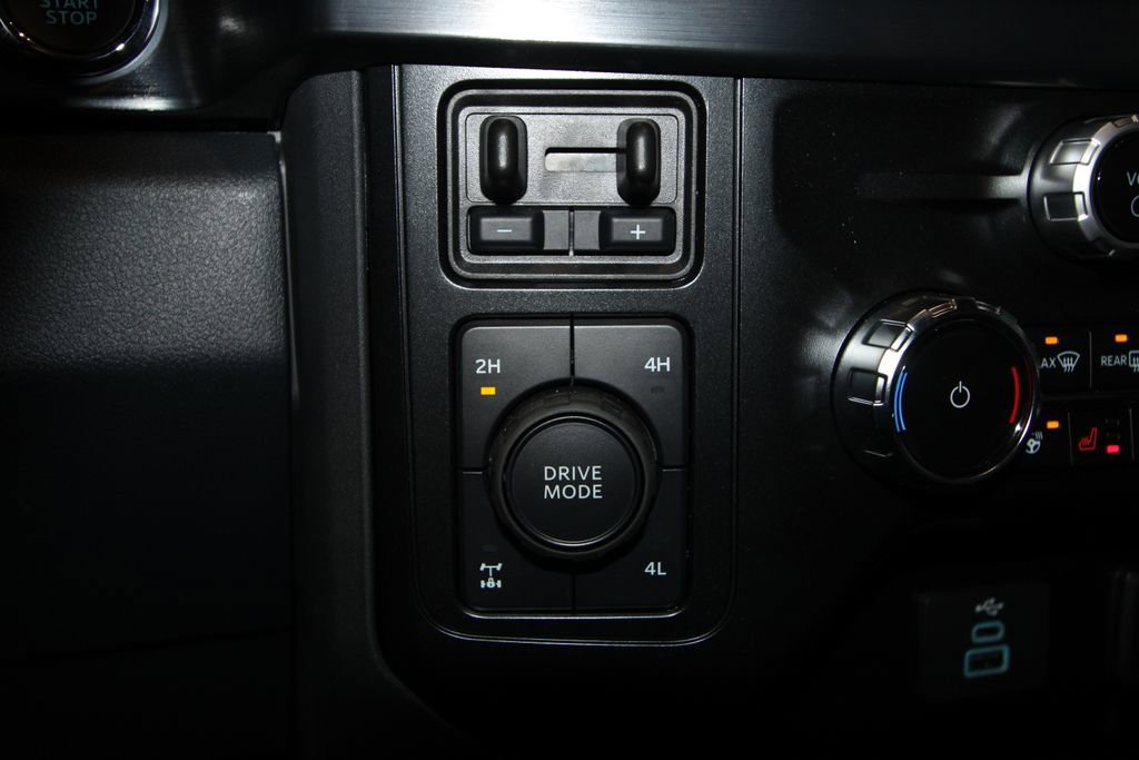 Used 2025 Ford F350 Lariat w/ Black Appearance Package image 19