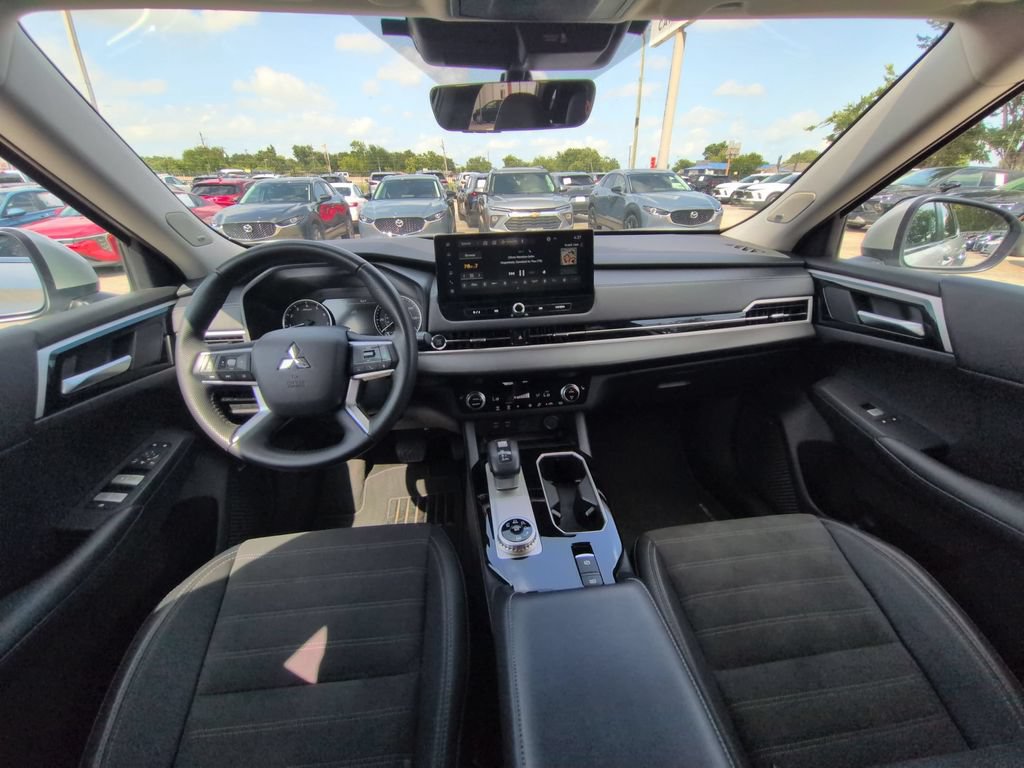 Used 2025 Mitsubishi Outlander SE AWD/4WD image 25