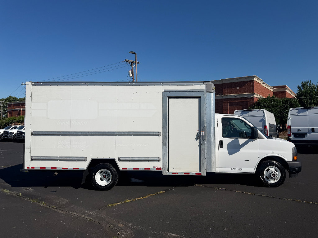 Used 2022 GMC Savana 3500 Extended w/ Power Convenience Package RWD image 9