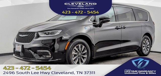 Used 2025 Chrysler Pacifica Select