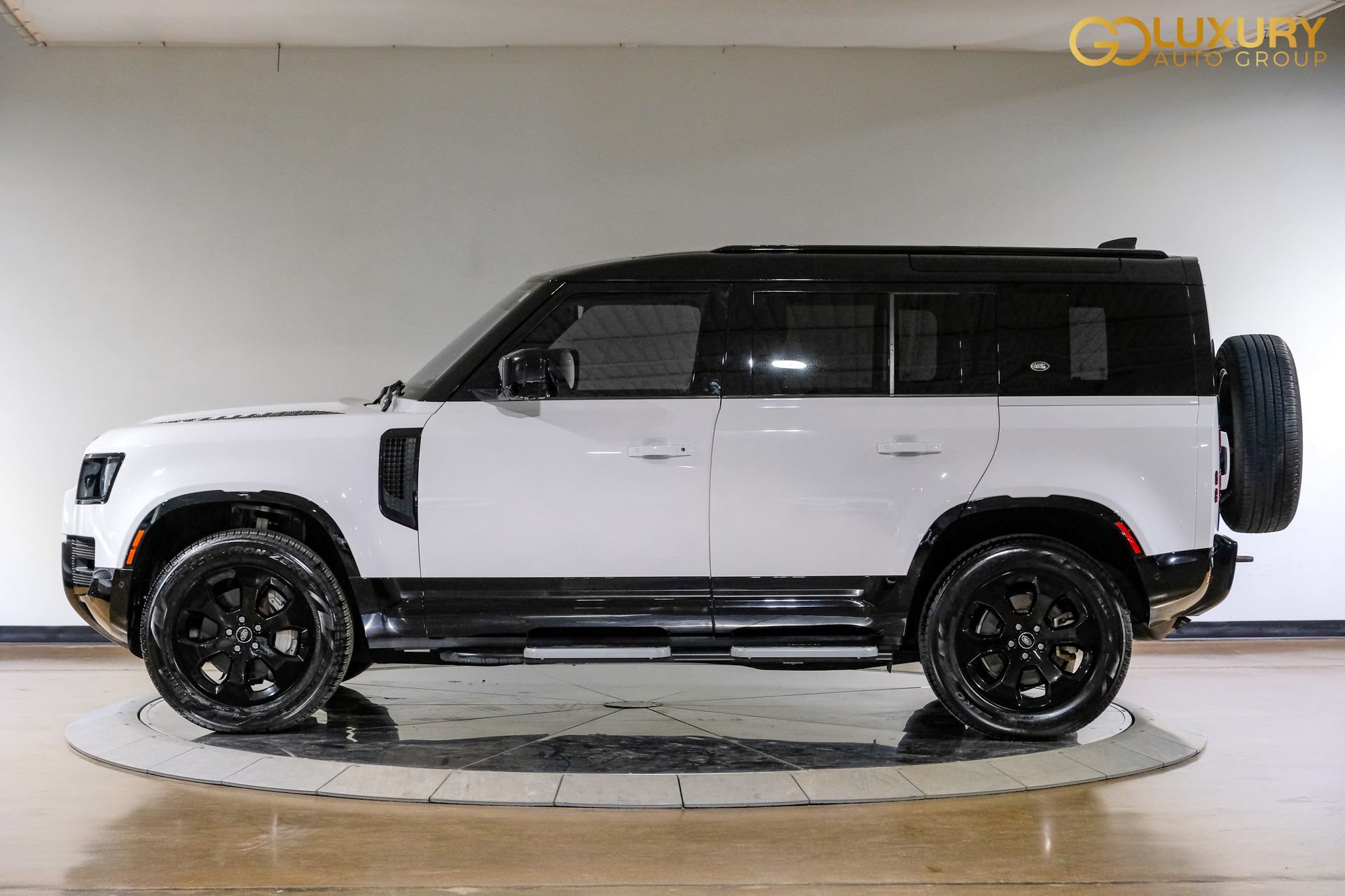 Used 2023 Land Rover Defender 110 X-Dynamic SE AWD/4WD image 13