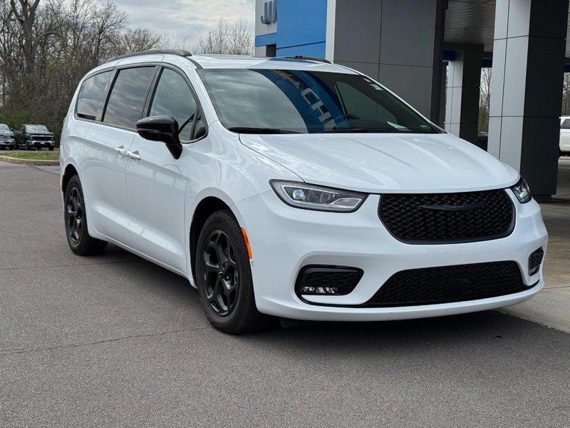 Used 2024 Chrysler Pacifica Premium FWD image 2