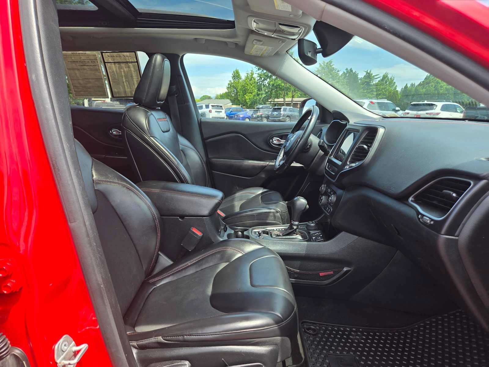 Used 2019 Jeep Cherokee Trailhawk w/ Comfort/Convenience Group AWD/4WD image 13