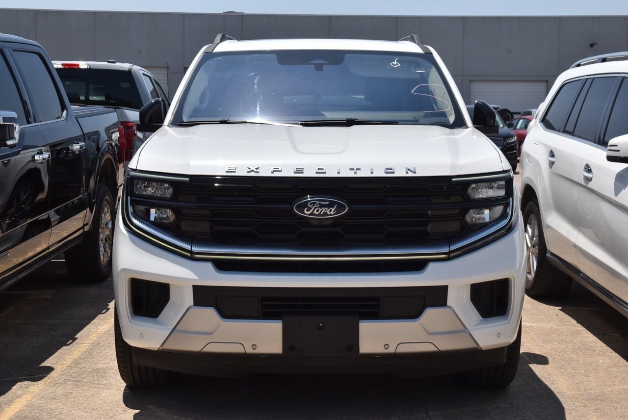 Certified 2025 Ford Expedition Max Platinum w/ Platinum Ultimate Package AWD/4WD image 3