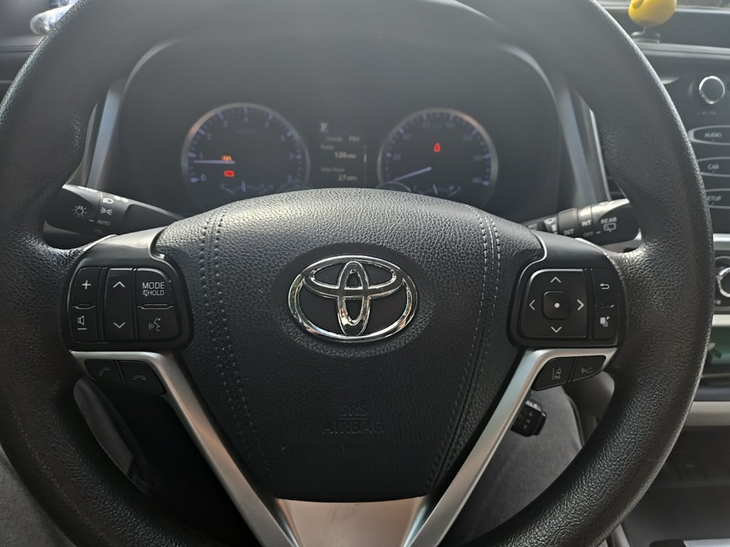 Used 2018 Toyota Highlander LE FWD image 6