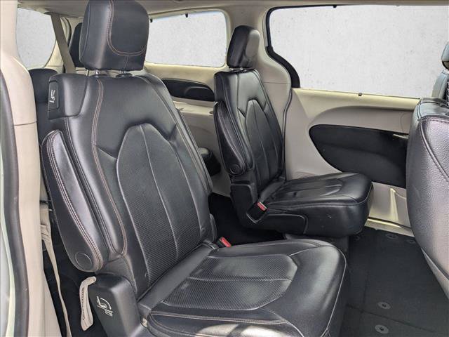 Used 2018 Chrysler Pacifica Touring-L FWD image 19