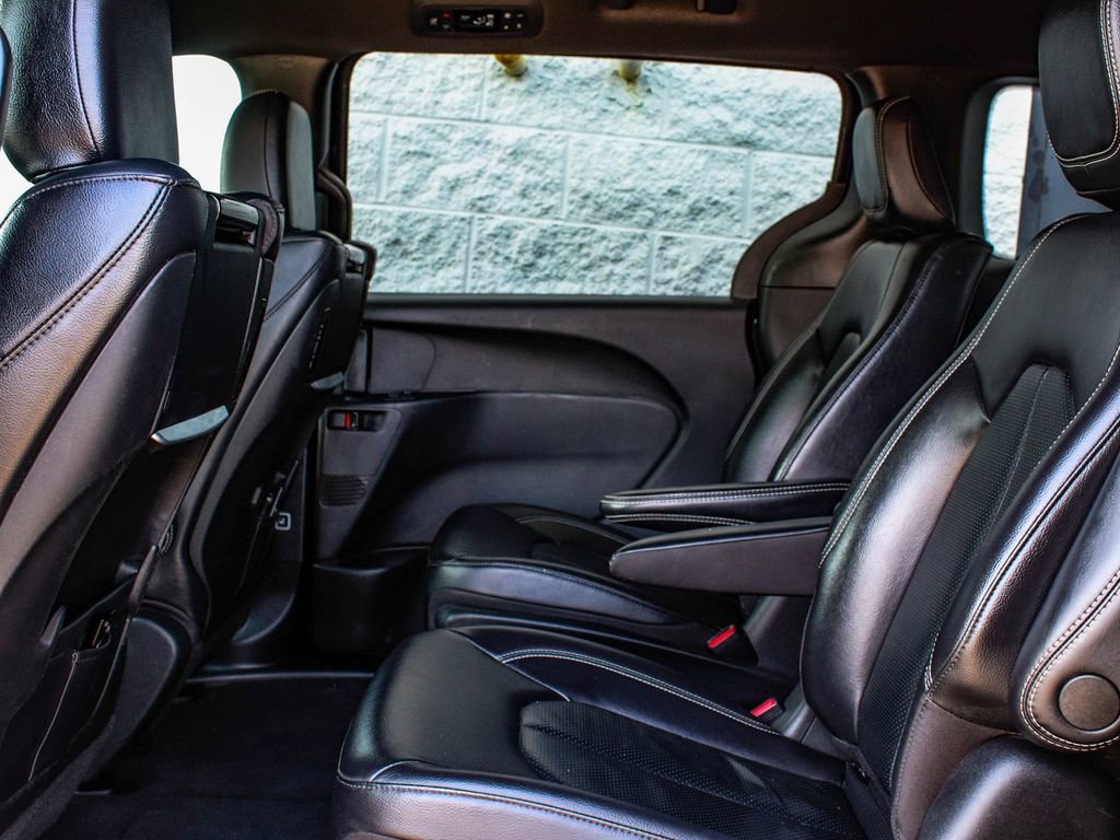 Used 2022 Chrysler Pacifica Touring-L w/ Uconnect Theater Family Group image 33