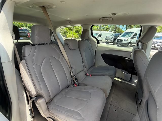 Used 2017 Chrysler Pacifica Touring w/ Tire & Wheel Group FWD image 13