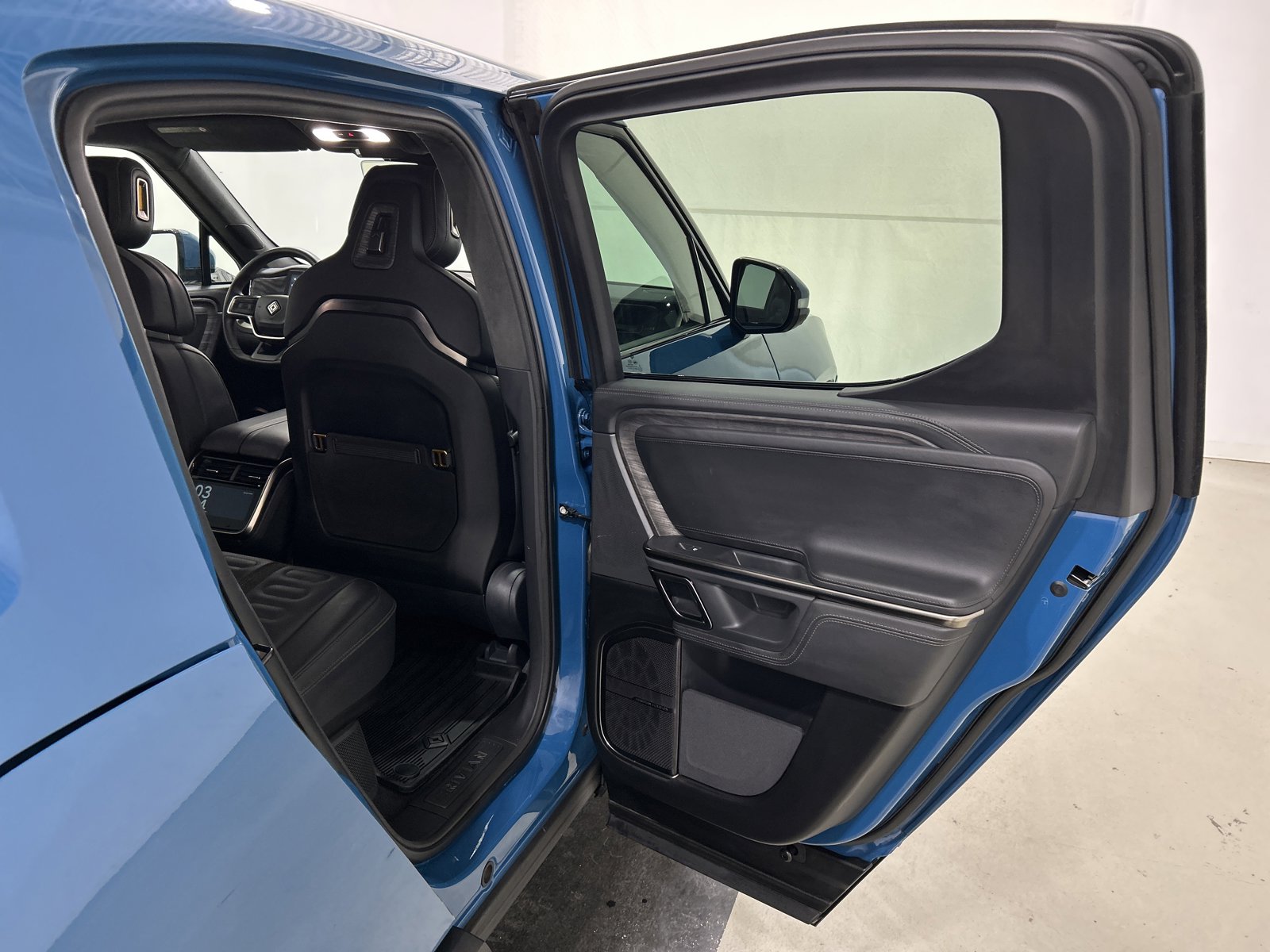 Used 2022 Rivian R1T Adventure image 19