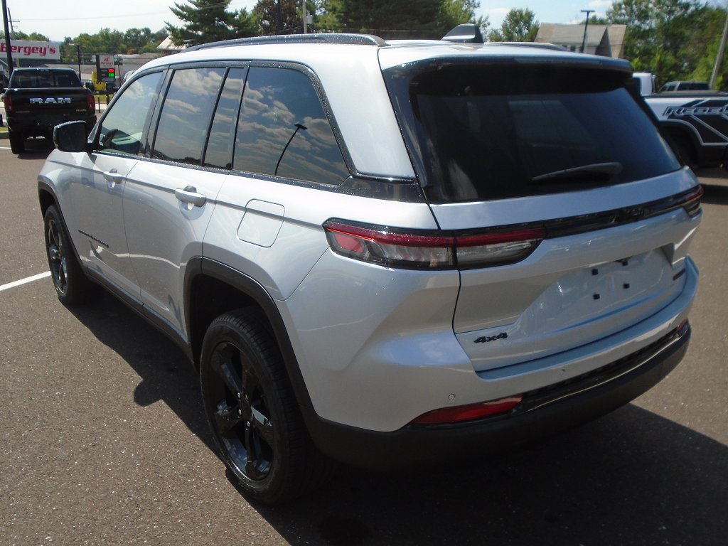New 2025 Jeep Grand Cherokee Limited w/ Black Appearance Package AWD/4WD image 3