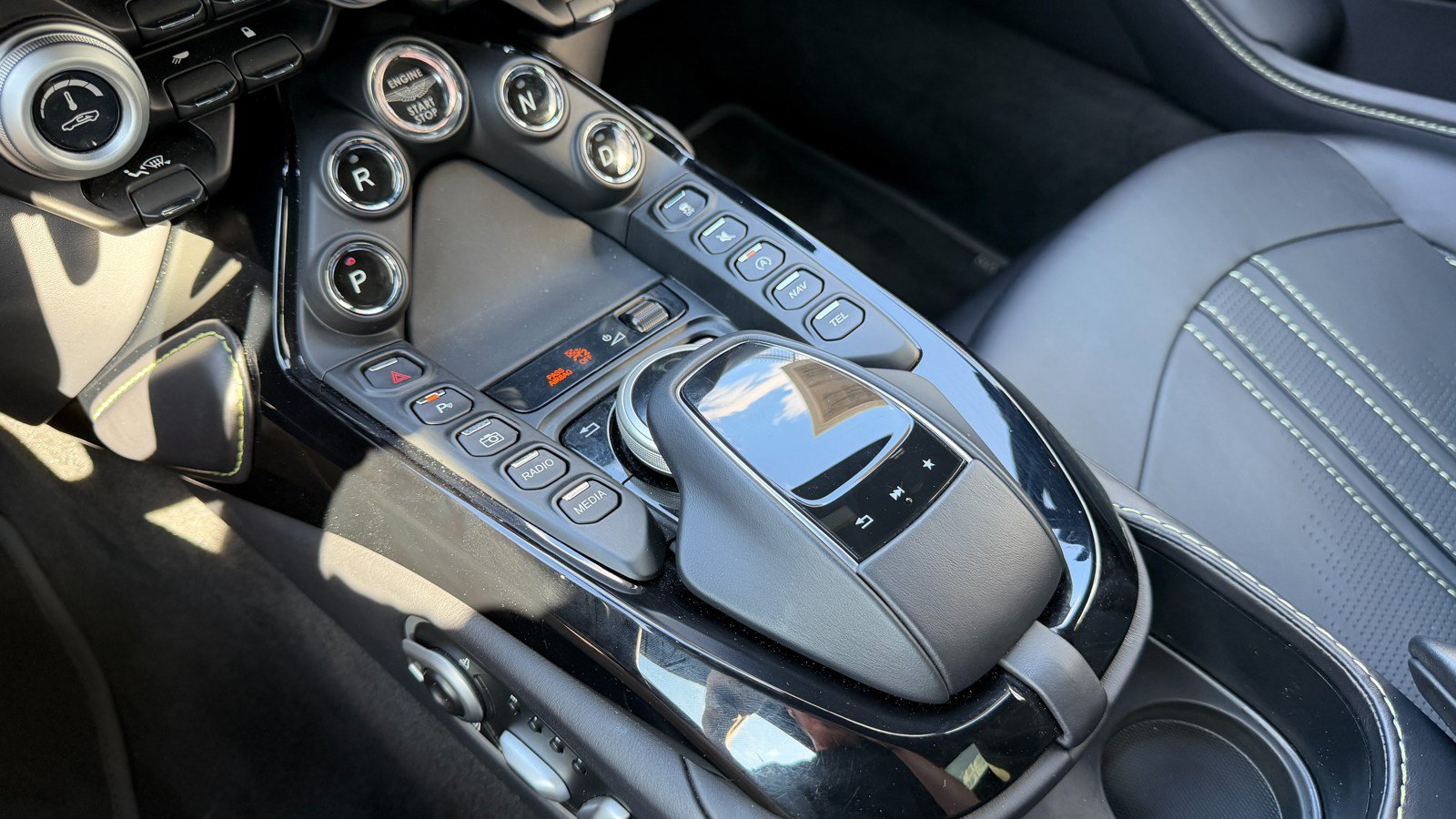 Used 2023 Aston Martin V8 Vantage Coupe RWD image 28