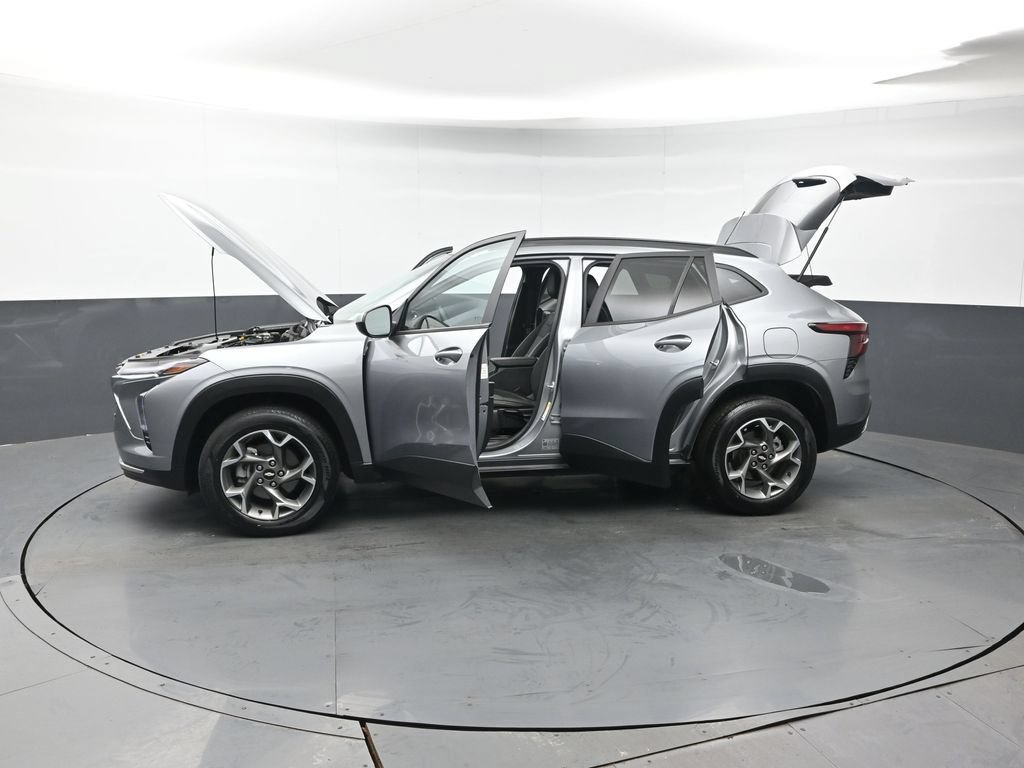 Used 2025 Chevrolet Trax LT FWD image 39