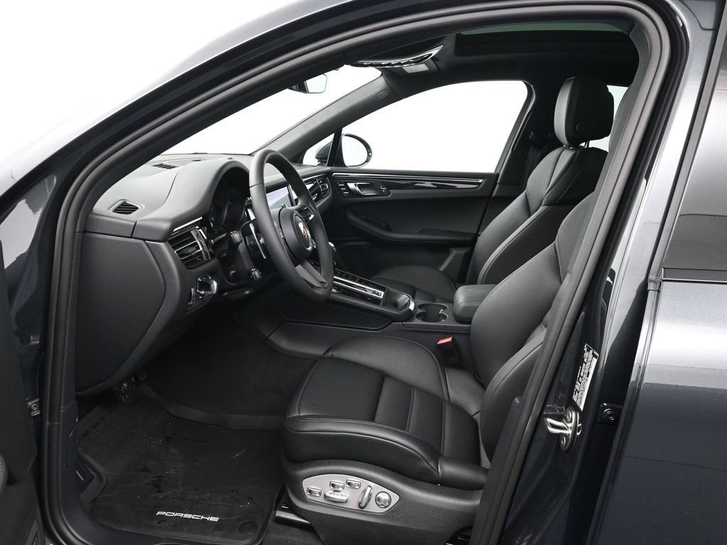 Certified 2026 Porsche Macan image 4