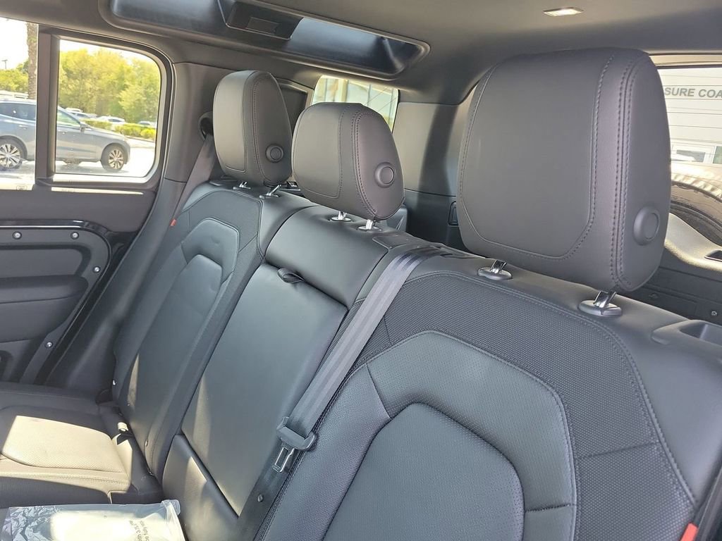 Used 2024 Land Rover Defender 110 X-Dynamic SE image 14