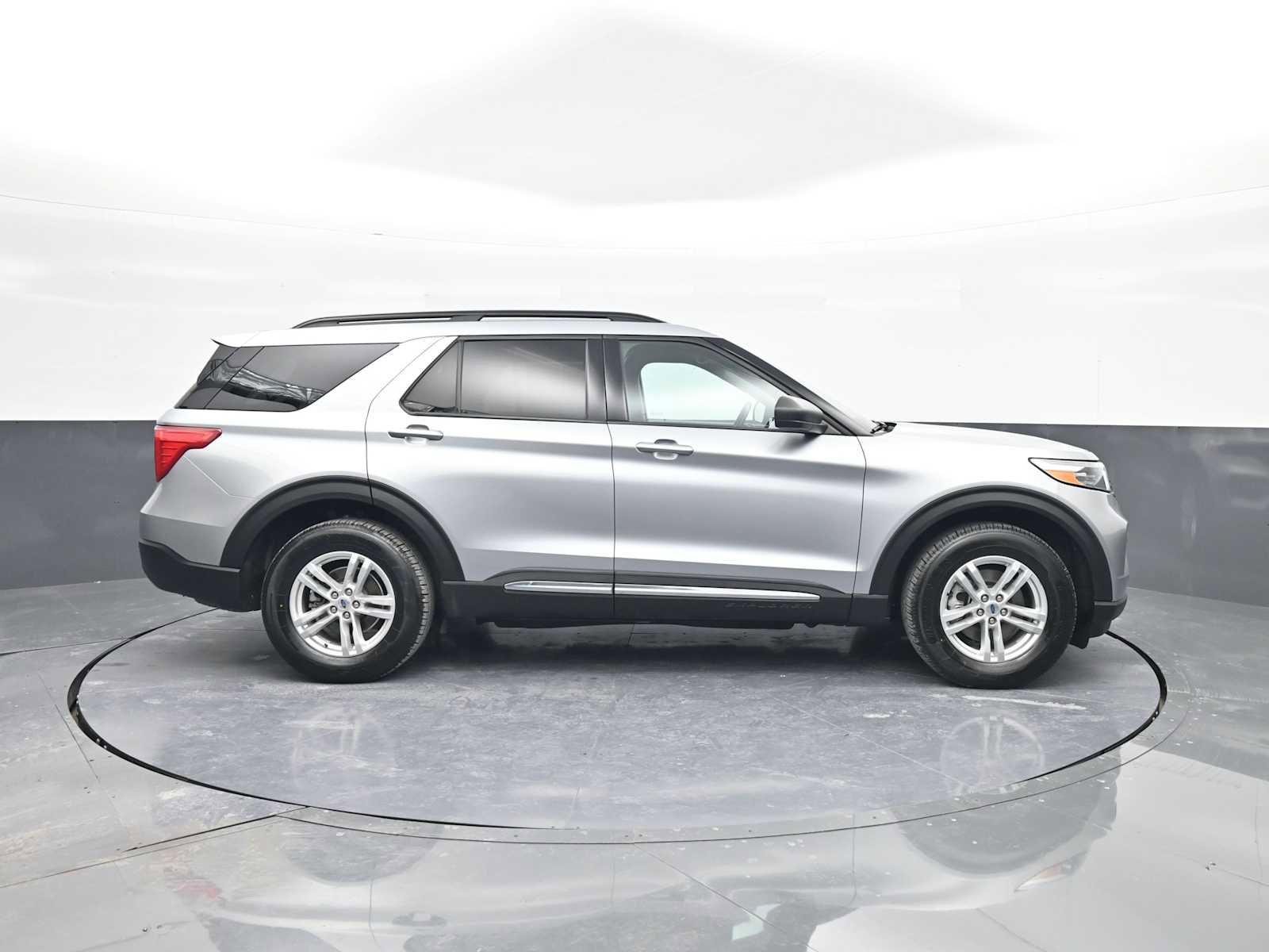 Used 2023 Ford Explorer XLT w/ Equipment Group 202A image 9