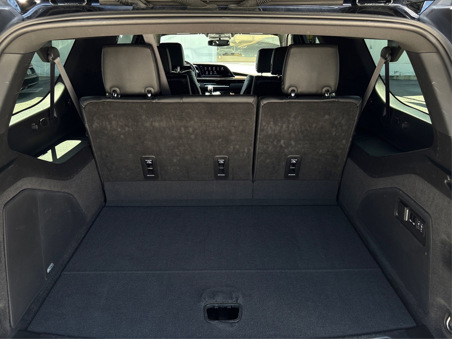 Used 2024 Cadillac Escalade ESV Luxury image 11