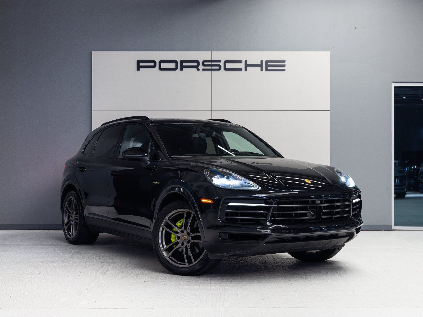 Certified 2023 Porsche Cayenne Platinum Edition AWD/4WD image 9