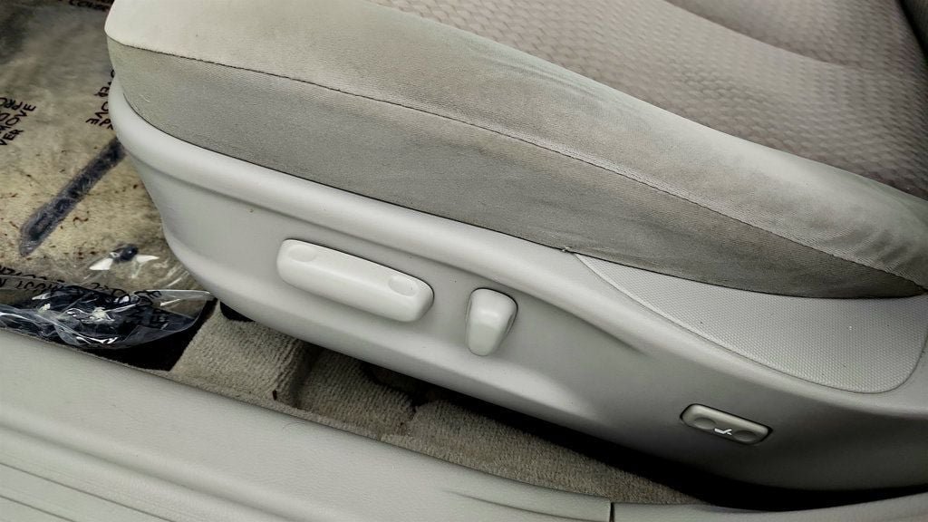 Used 2010 Toyota Camry LE FWD image 11