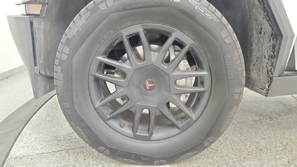 Used 2024 Tesla Cybertruck AWD Crew Cab image 42