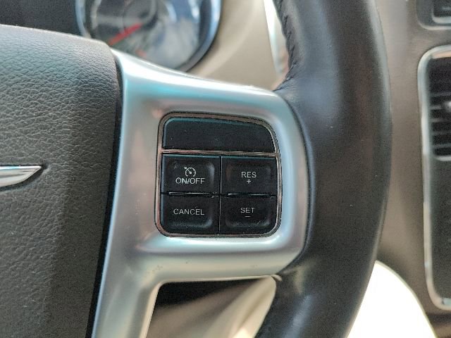 Used 2013 Chrysler Town & Country Touring FWD image 17