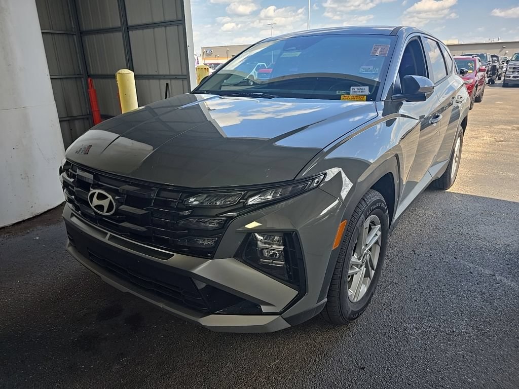 Used 2025 Hyundai Tucson SE FWD image 2