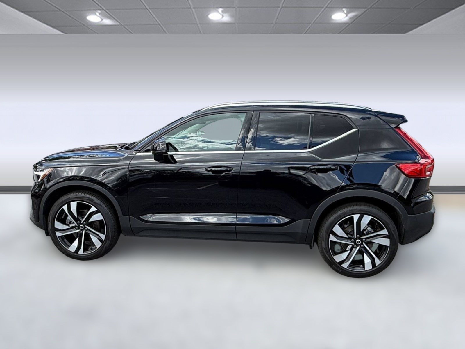 Certified 2024 Volvo XC40 B5 Ultimate w/ Protection Package Premier AWD/4WD image 2