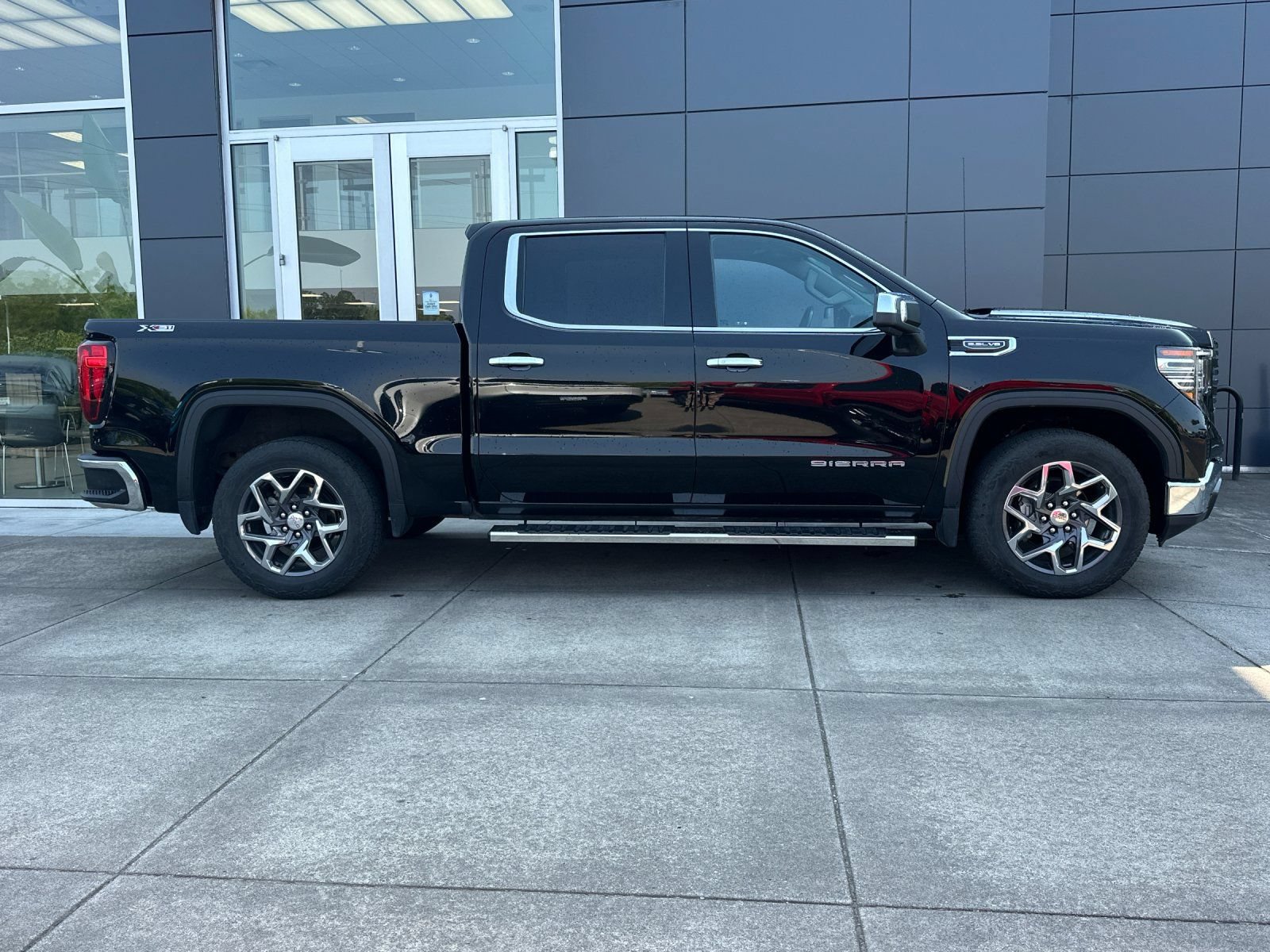 Used 2023 GMC Sierra 1500 SLT AWD/4WD image 2