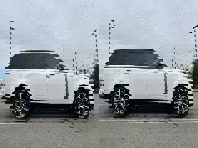 Used 2025 Land Rover Range Rover SE image 3