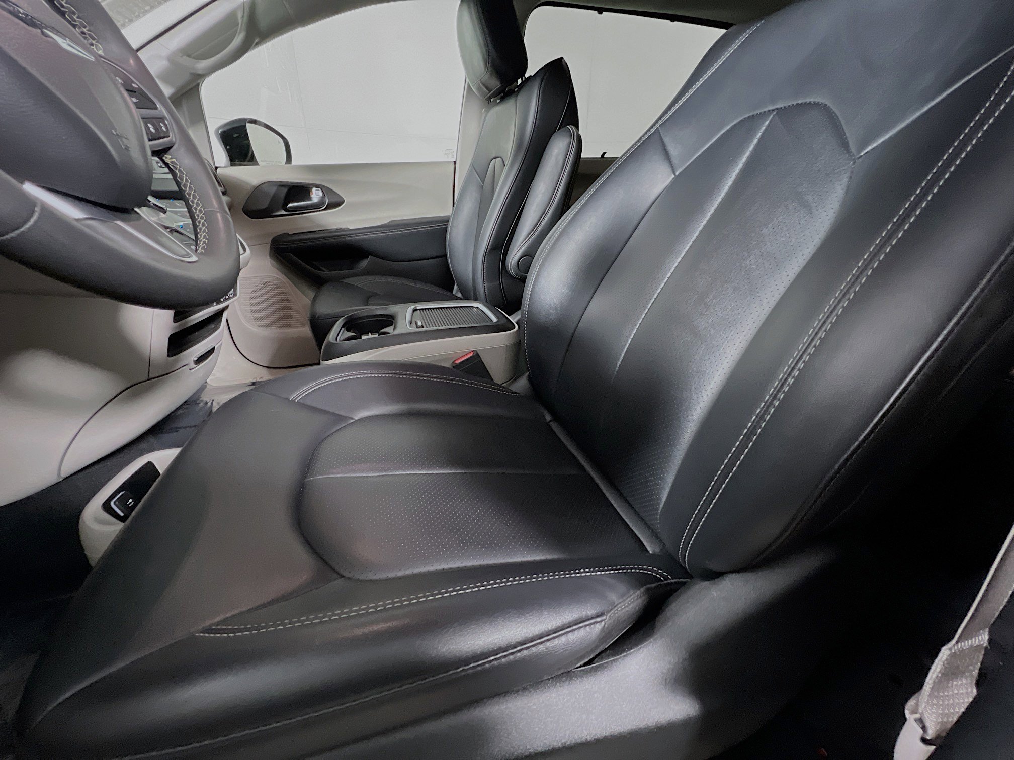 Used 2024 Chrysler Pacifica Touring-L image 15