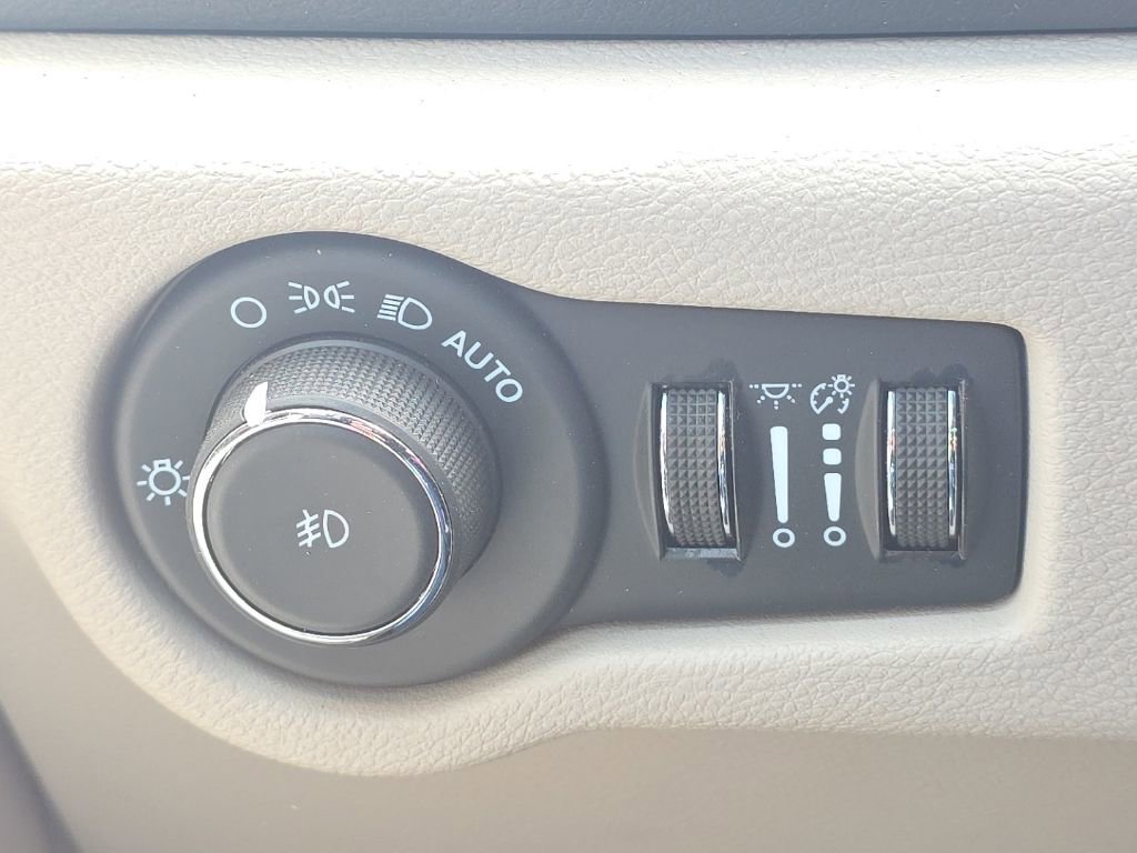 Used 2024 Chrysler Pacifica Touring-L FWD image 23