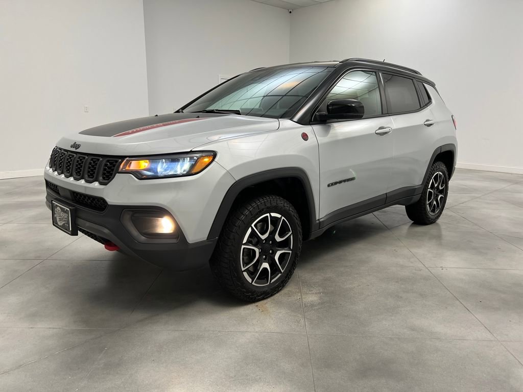 Used 2024 Jeep Compass Trailhawk video 3