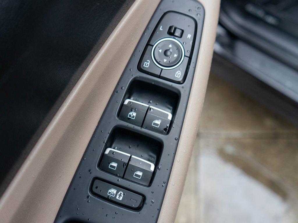 Used 2023 Hyundai Santa Fe SE image 2