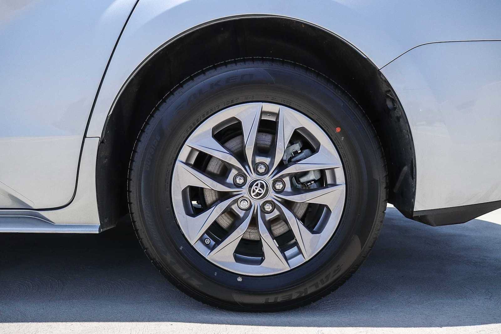 Used 2023 Toyota Sienna XLE w/ XLE Plus Package FWD image 10