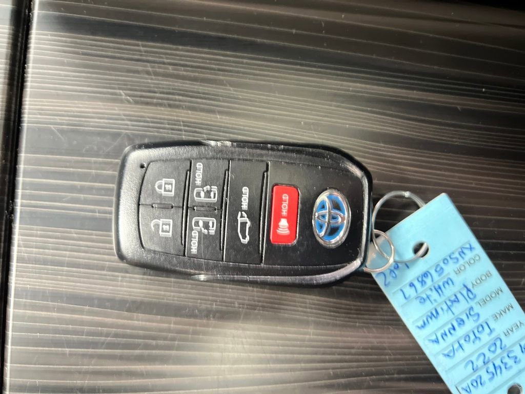 Used 2022 Toyota Sienna Platinum image 34