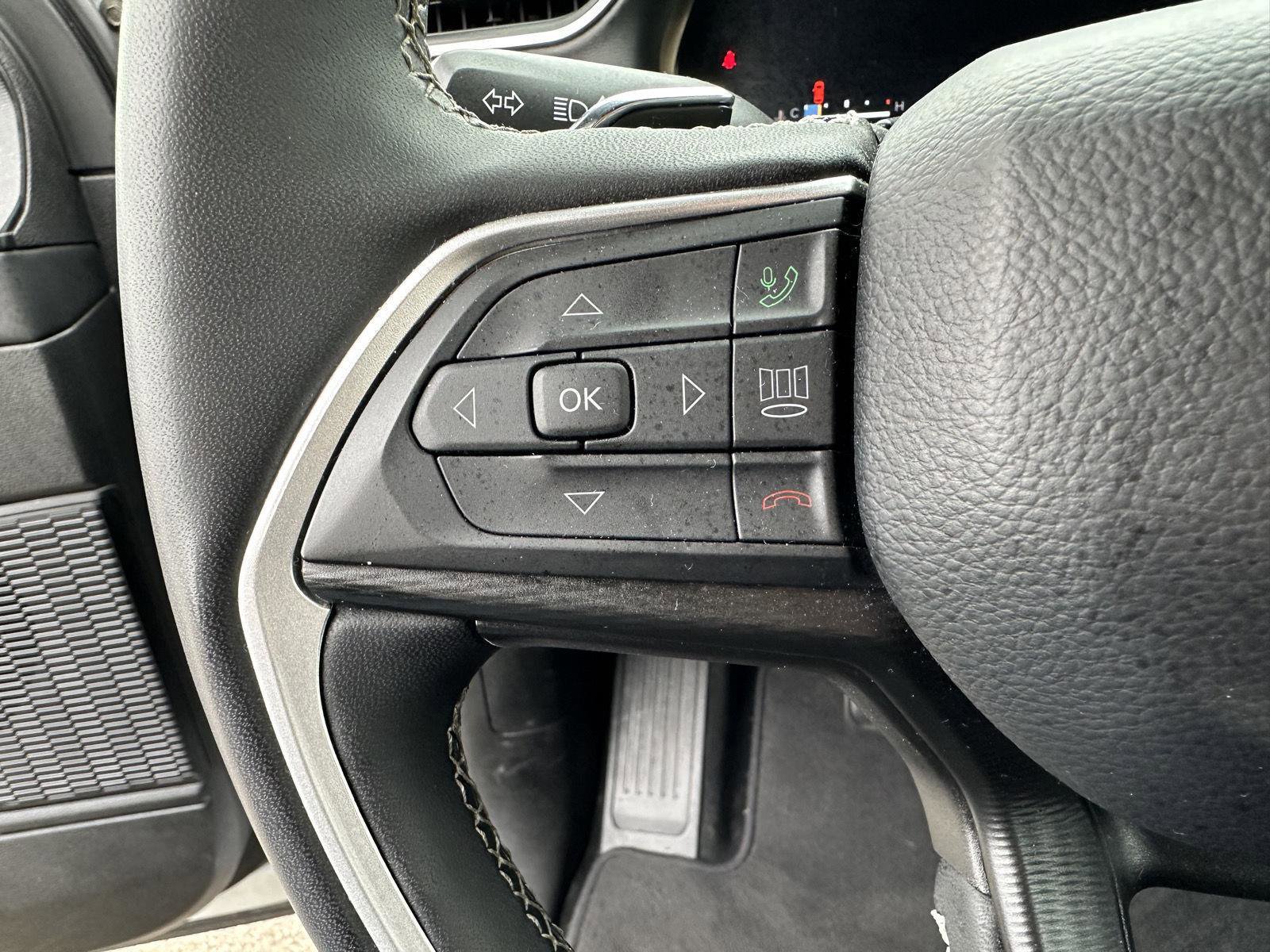 Used 2025 Jeep Grand Cherokee Altitude AWD/4WD image 22