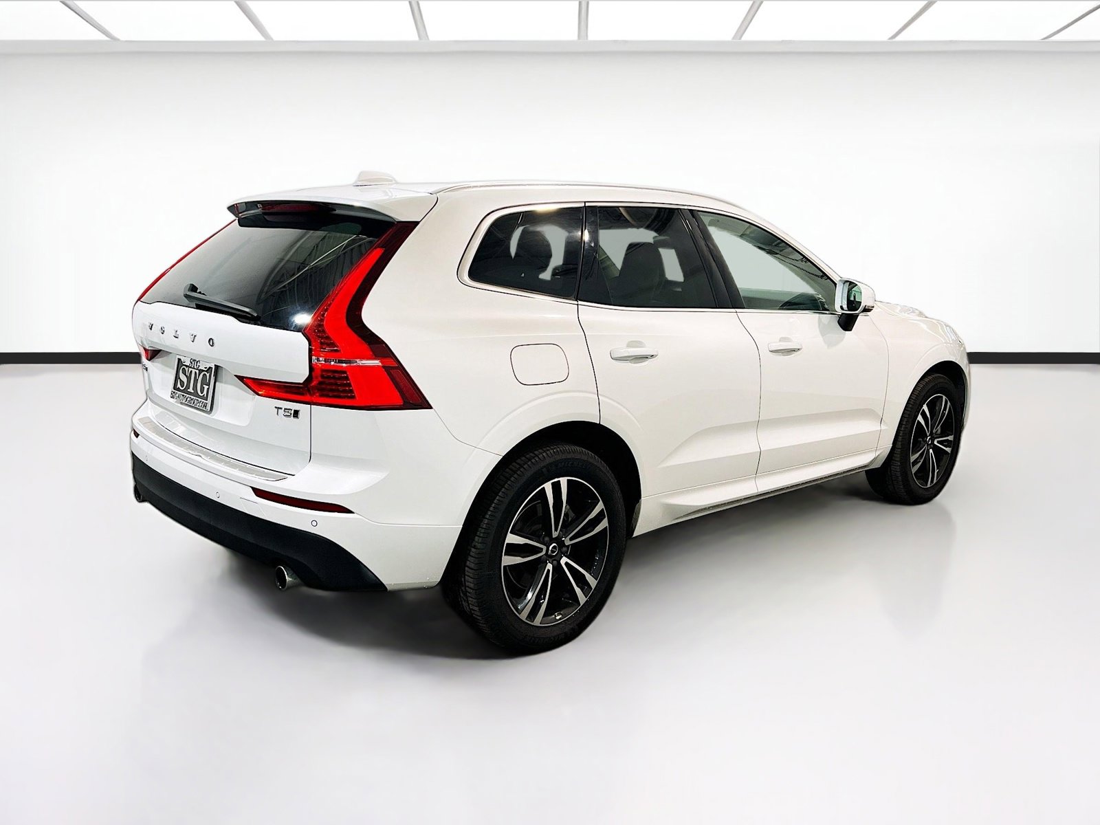 Used 2021 Volvo XC60 T5 Momentum w/ Protection Package Premier image 4