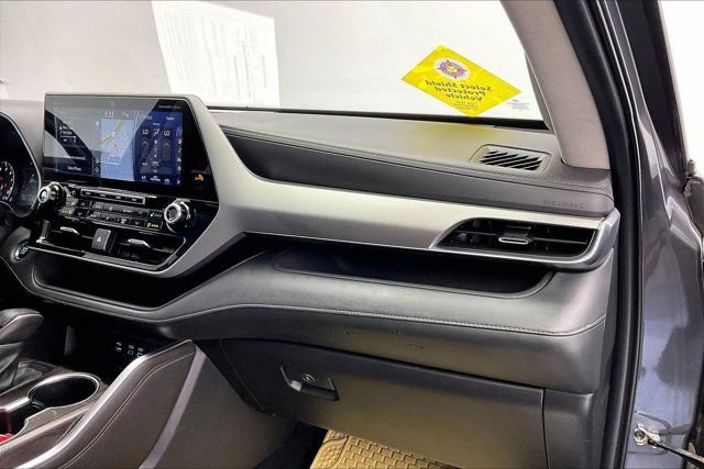Used 2022 Toyota Highlander Platinum FWD image 16