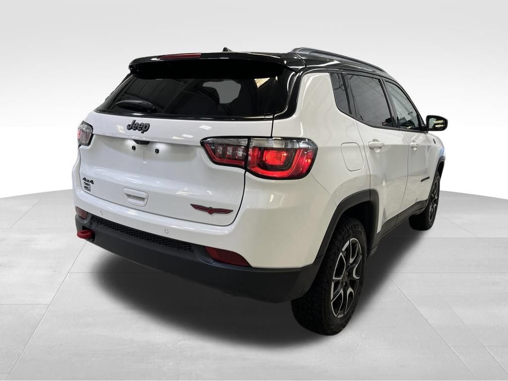 Used 2025 Jeep Compass Trailhawk AWD/4WD image 5