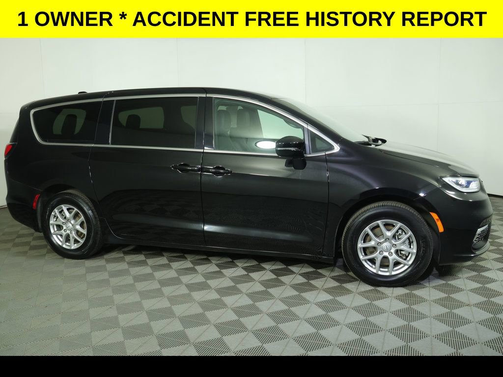 Used 2025 Chrysler Pacifica Select image 2