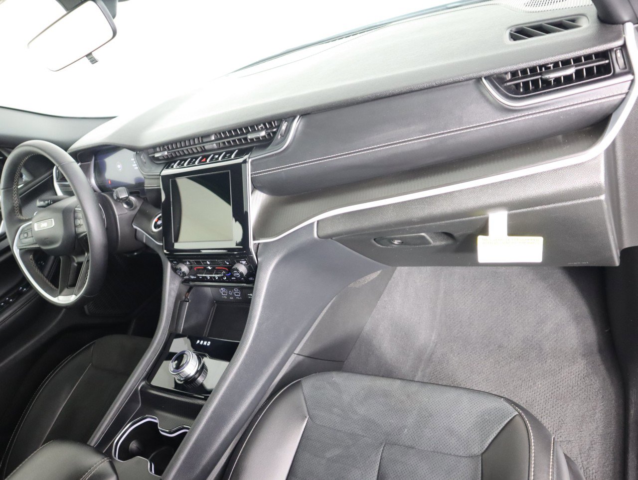 Used 2025 Jeep Grand Cherokee L Altitude image 10