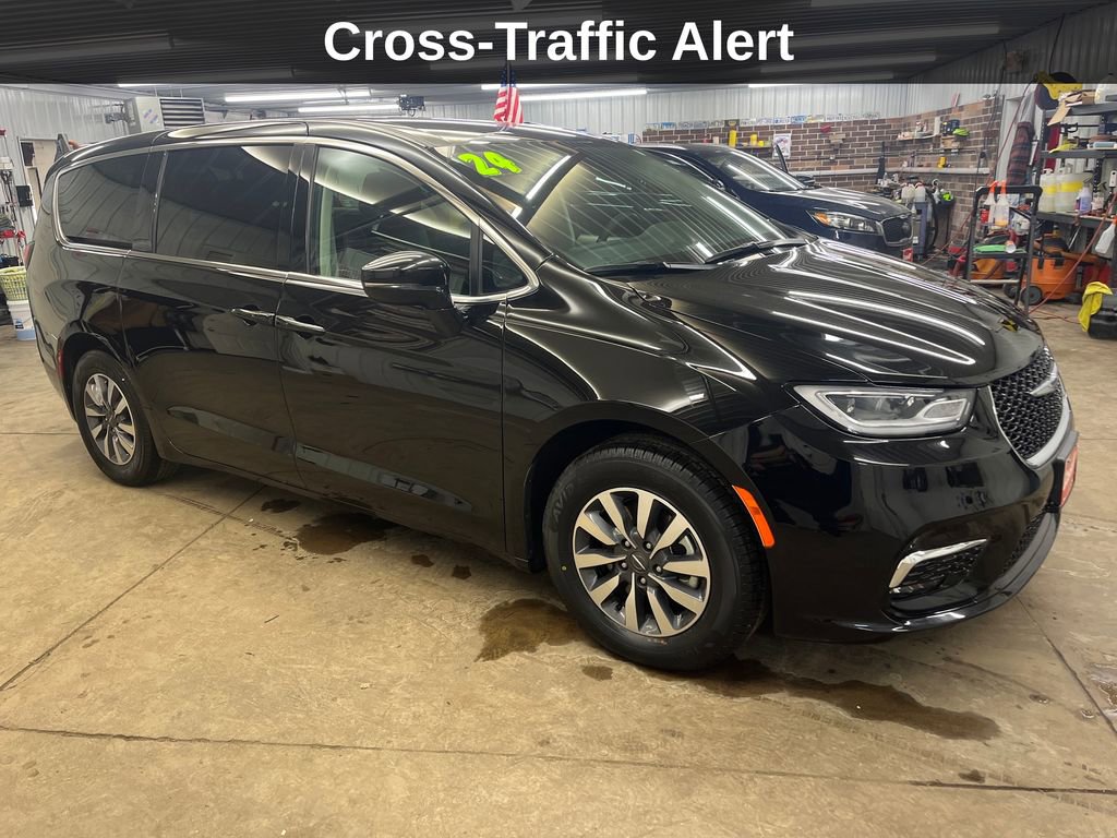 Used 2024 Chrysler Pacifica Select image 9