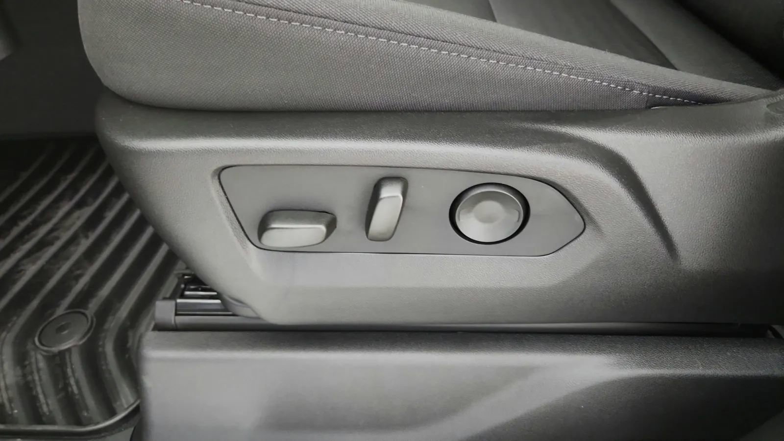 Used 2025 Chevrolet Silverado 1500 LT image 44