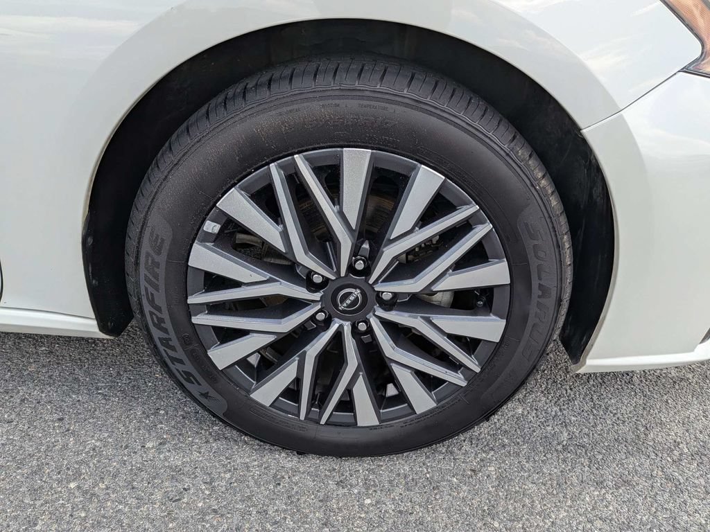 Used 2025 Nissan Altima 2.5 SV FWD image 13