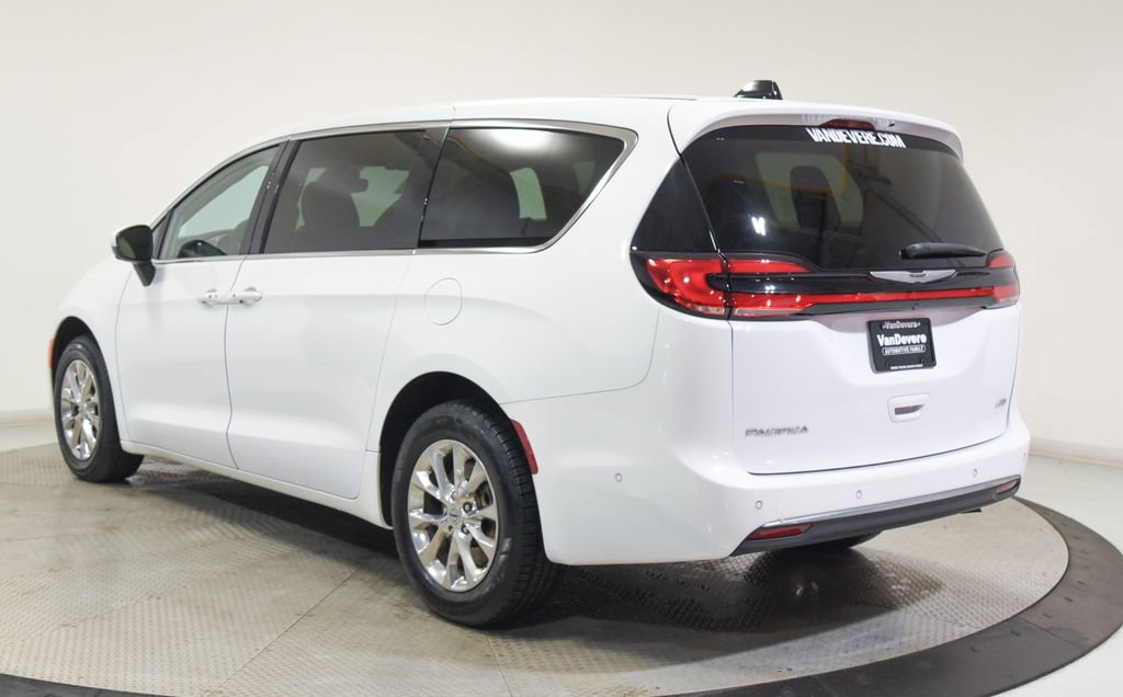 Used 2023 Chrysler Pacifica Touring-L image 9